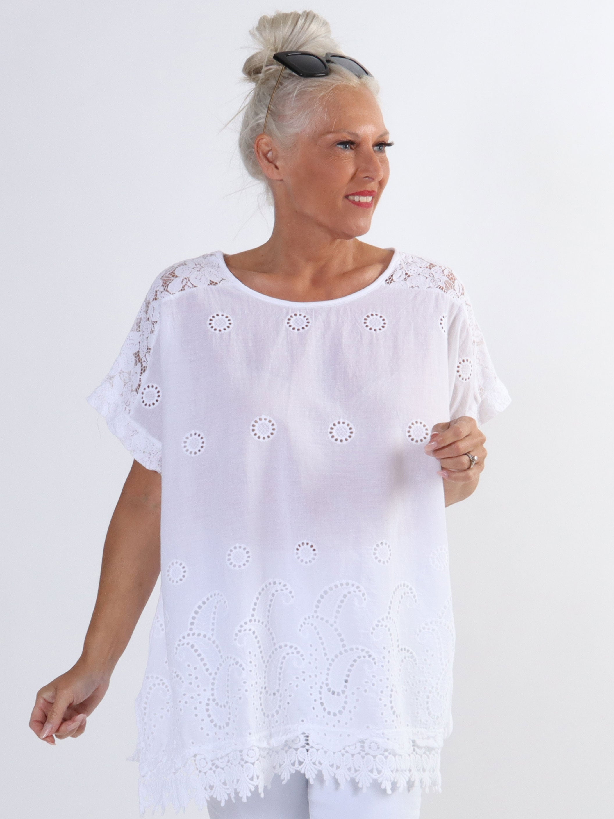 Inna - Sød plus size top med blonder og broderi anglaise
